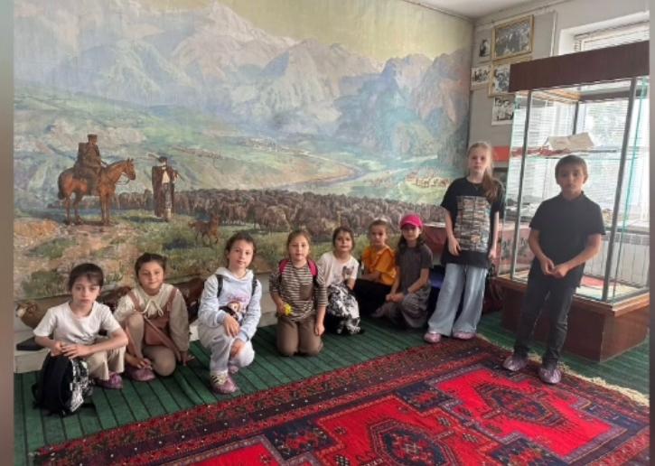 Сегодня дети из пришкольного лагеря «Умуд» посетили краеведческий музей в селе Ахты..