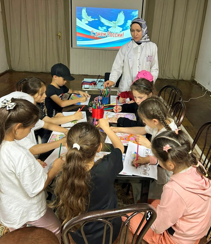 Специалист ГКУ РД РЦДПОВ в МО «Ахтынский район» Эмирова Д.Д. провела с воспитанниками пришкольного лагеря «Умуд» тематическое занятие, посвященное Дню России..